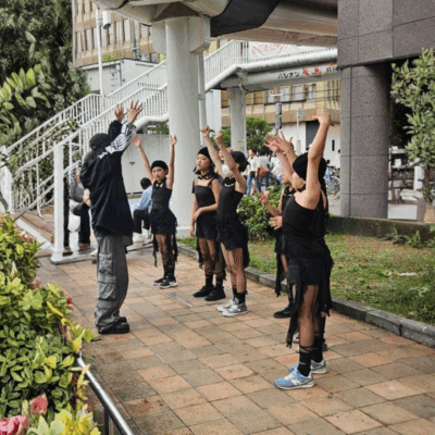 枚方まつり天の川コンテストの本番前、Kids Jazzチームが最終確認をしている様子